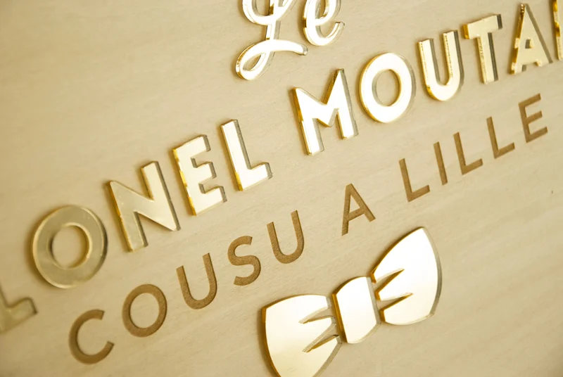 Panneau avec logo gravé et découpé, en bois plexiglas, sur-mesure