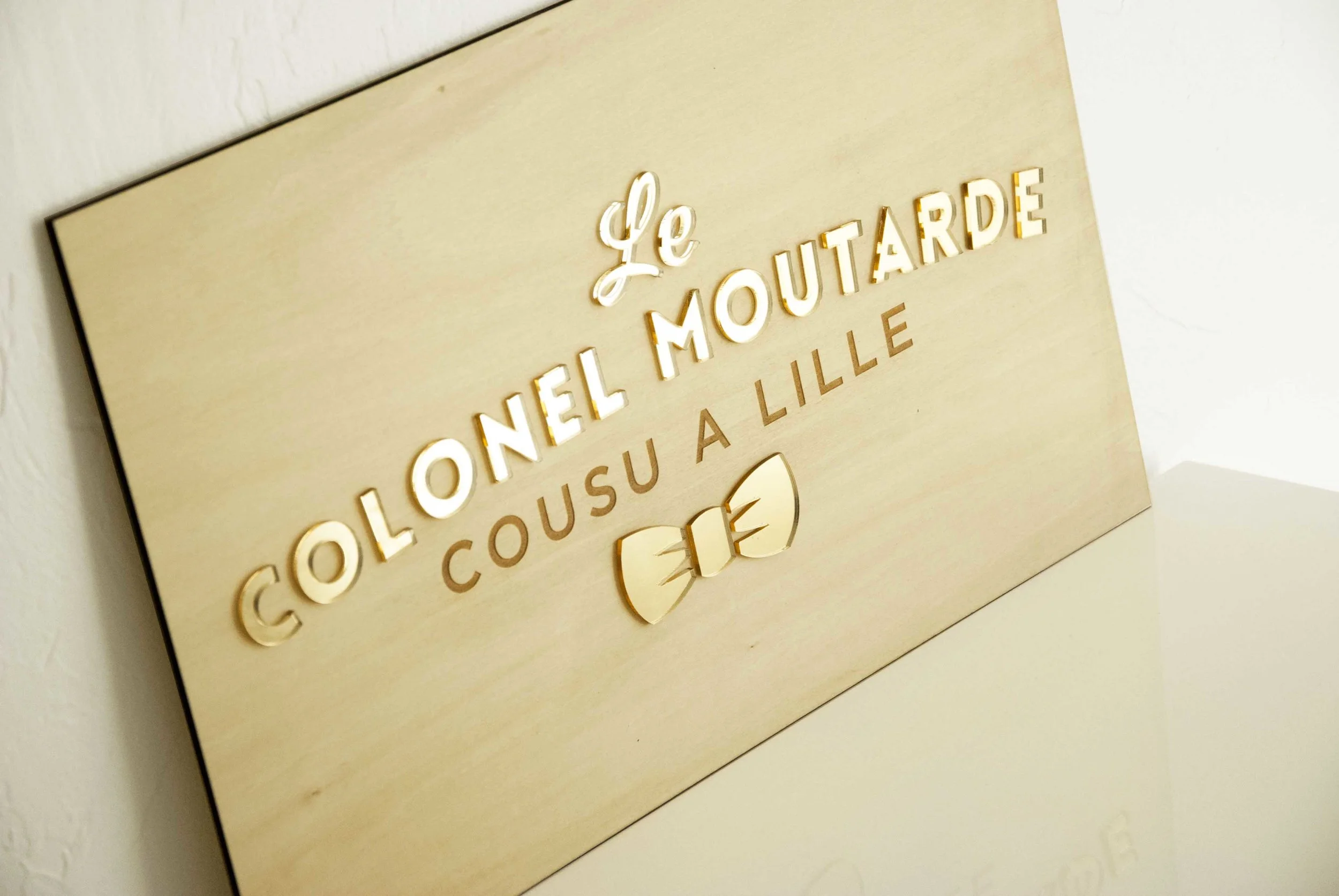 Panneau avec logo gravé et découpé, en bois plexiglas, sur-mesure