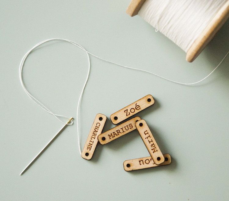 Etiquettes vêtement en bois pour enfants — Les petites découpes