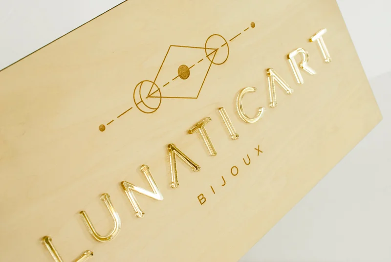 Plaque avec logo sur-mesure en bois et plexiglas