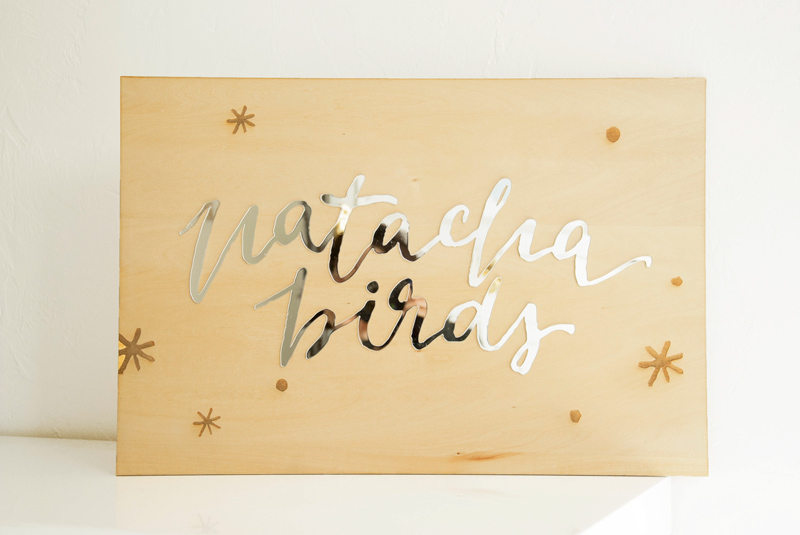 Plaque logo en bois et plexi argenté