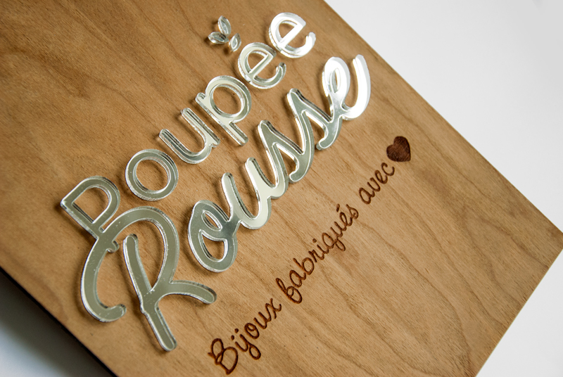 Plaque logo en bois et plexi argenté