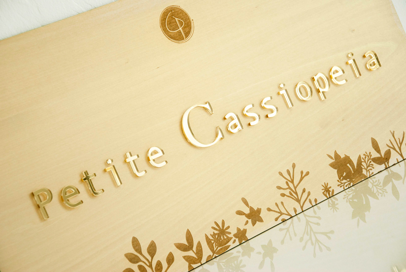 Logo en bois et plexi doré