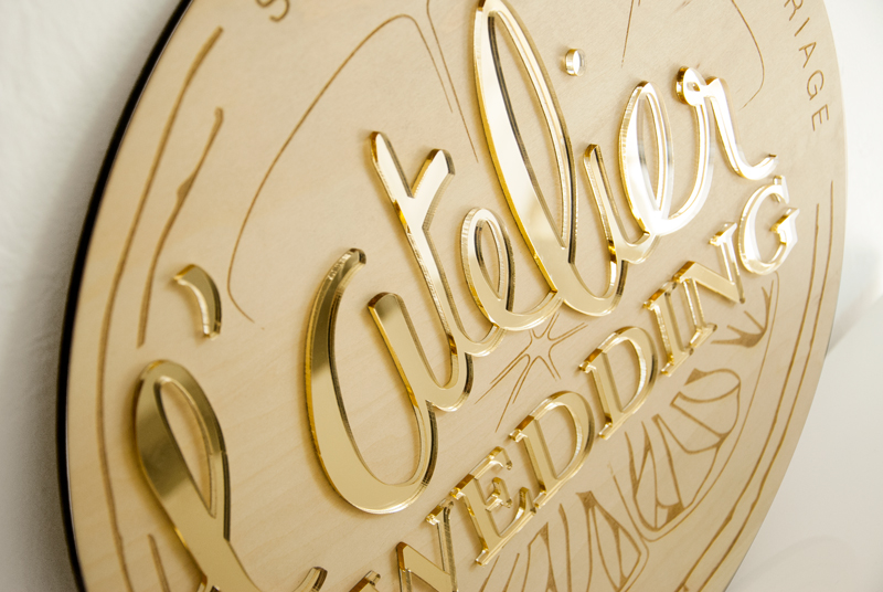 Plaque logo en bois et plexi doré