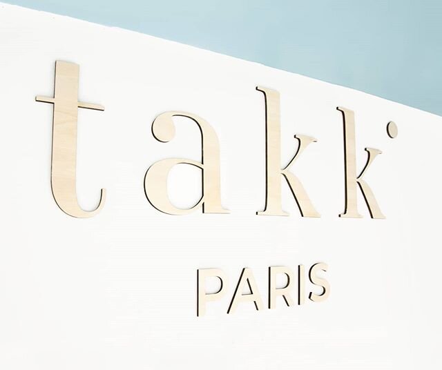 Fabrication d'un logo en bois pour la boutique @takkparis 
#MADEINFRANCE