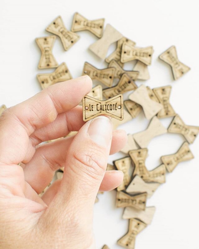 Les petits logo en bois &agrave; coudre, pour @lecalicote 
#MADEINFRANCE