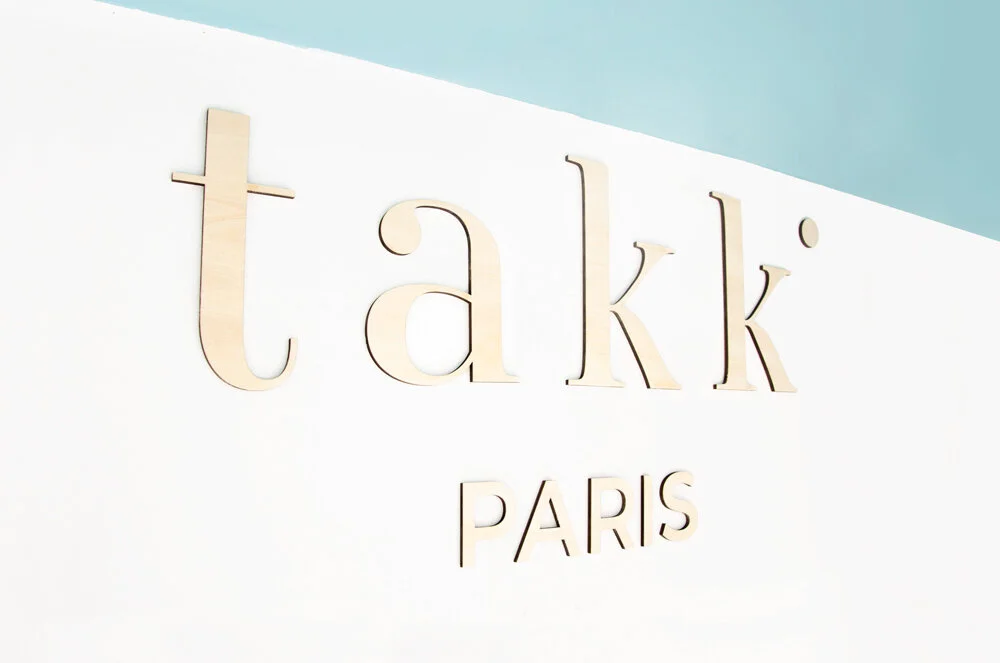 Logo en bois à fixer au mur