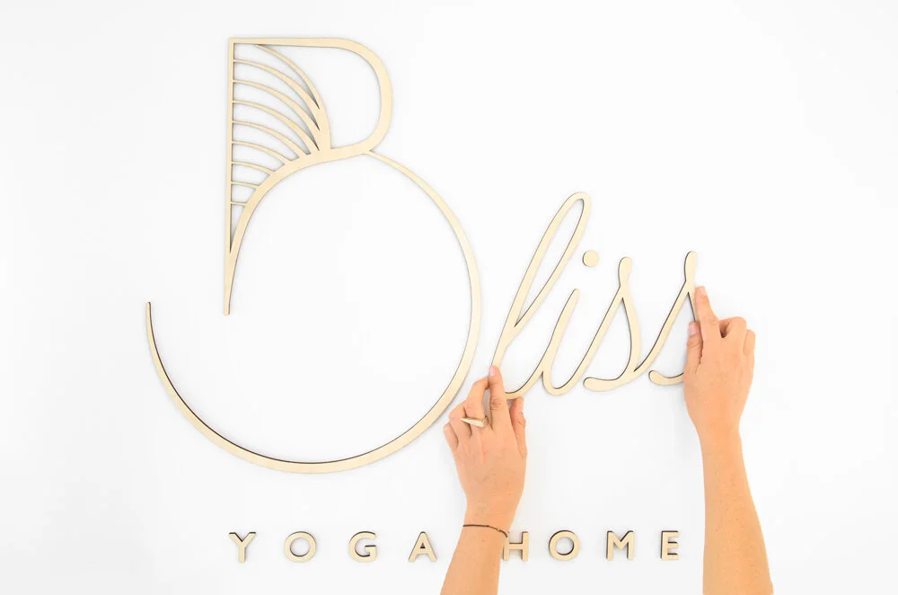 Logo en bois découpé