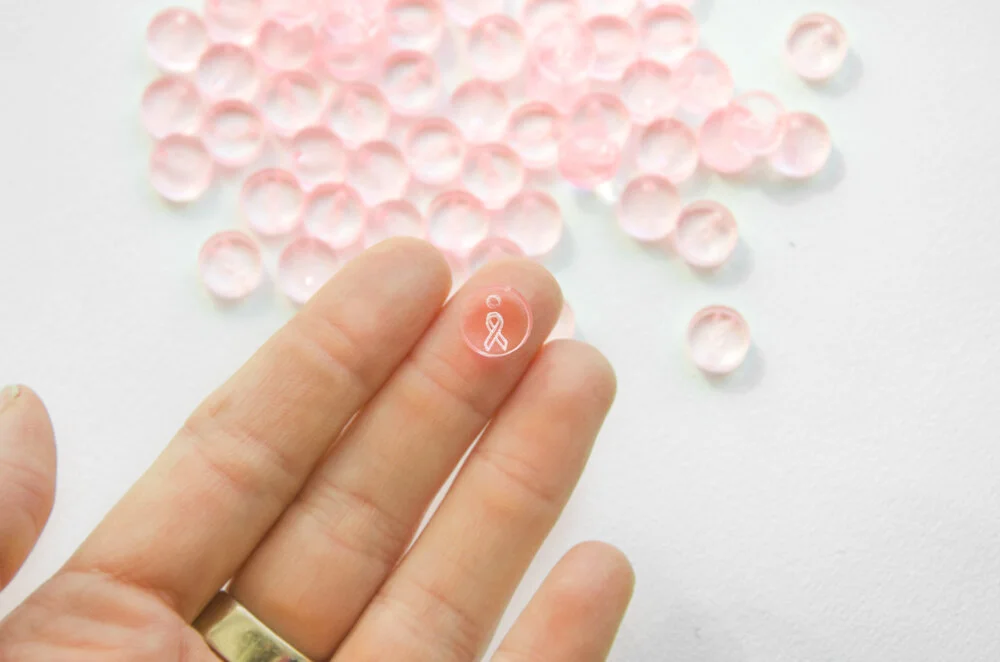 Pampille gravée en plexiglas rose