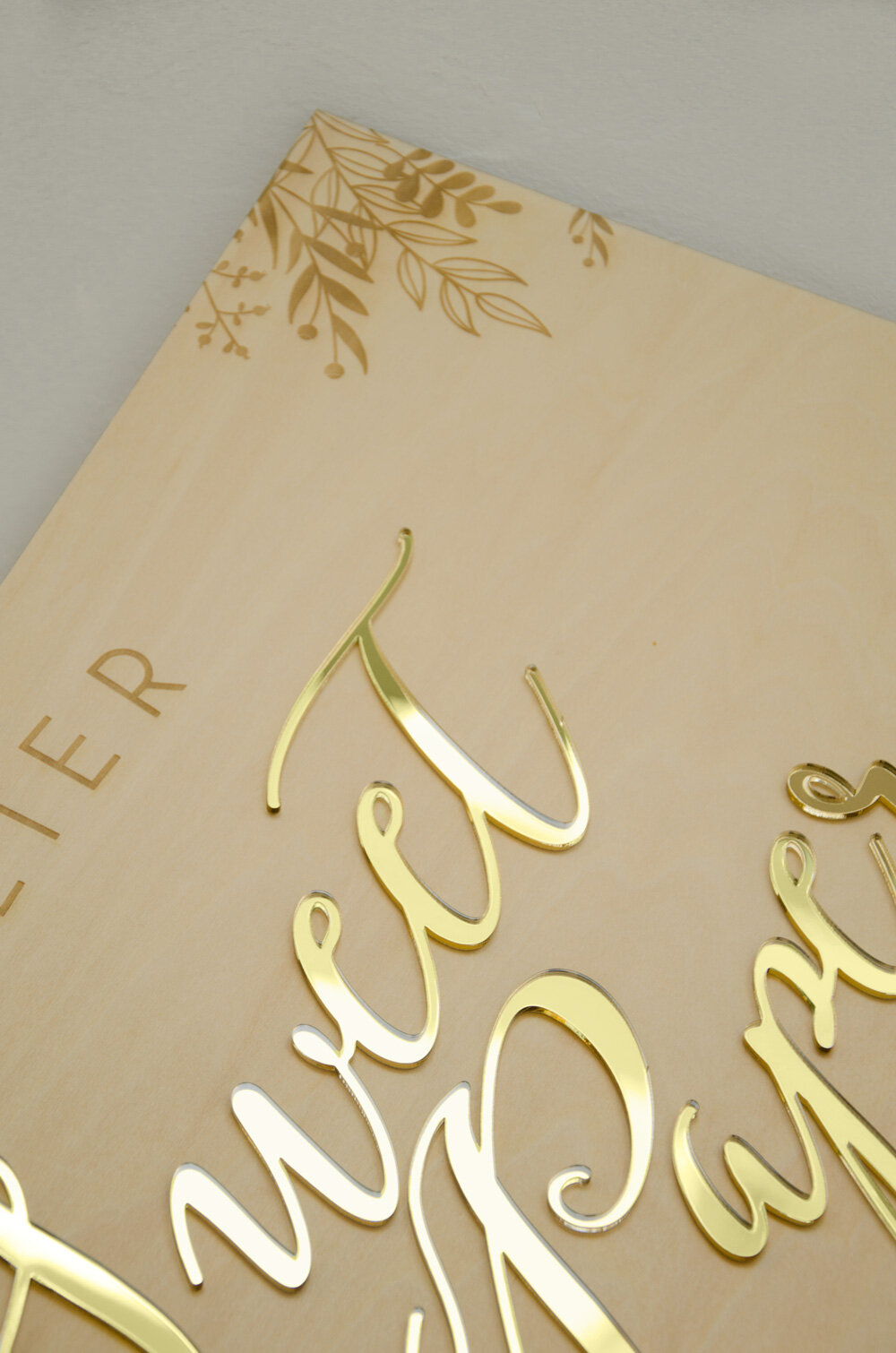 Plaque avec logo en bois et plexiglas doré