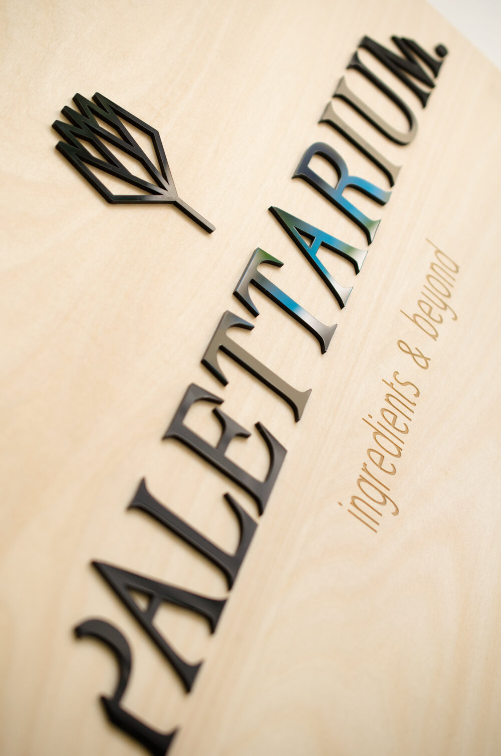Plaque avec logo en bois et plexiglas noir