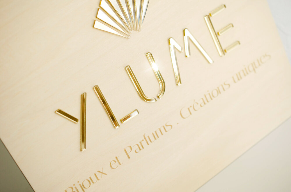 Plaque avec logo en bois et plexiglas doré