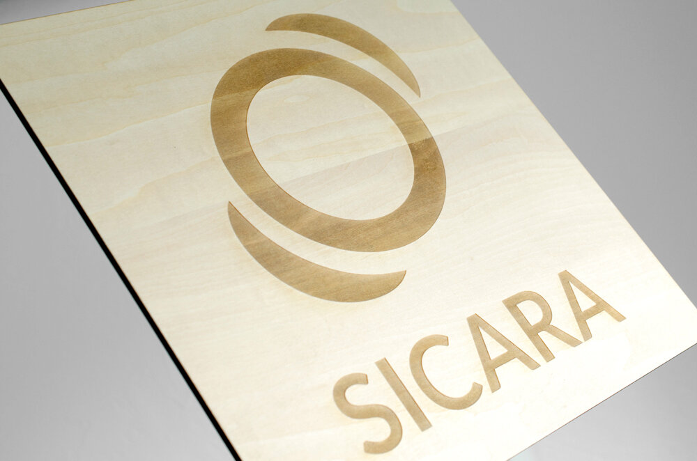 Plaque avec logo en bois 