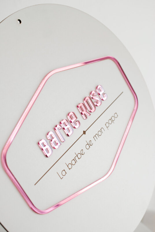 Plaque avec logo en bois et plexiglas rose sur-mesure découpé et gravé au laser, assemblé à la main en France