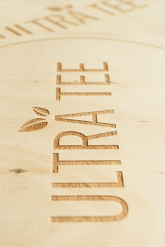 Plaque avec logo en bois