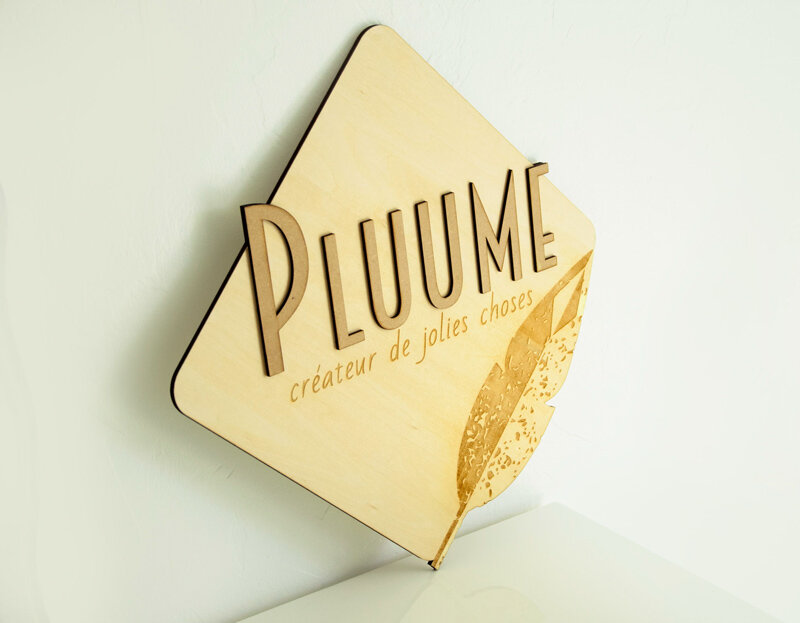 Plaque avec logo en bois 