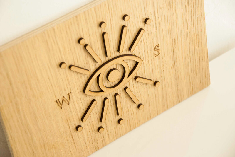Plaque avec logo en bois 