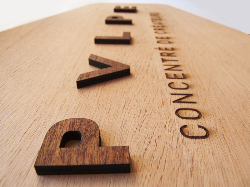 Plaque avec logo en bois