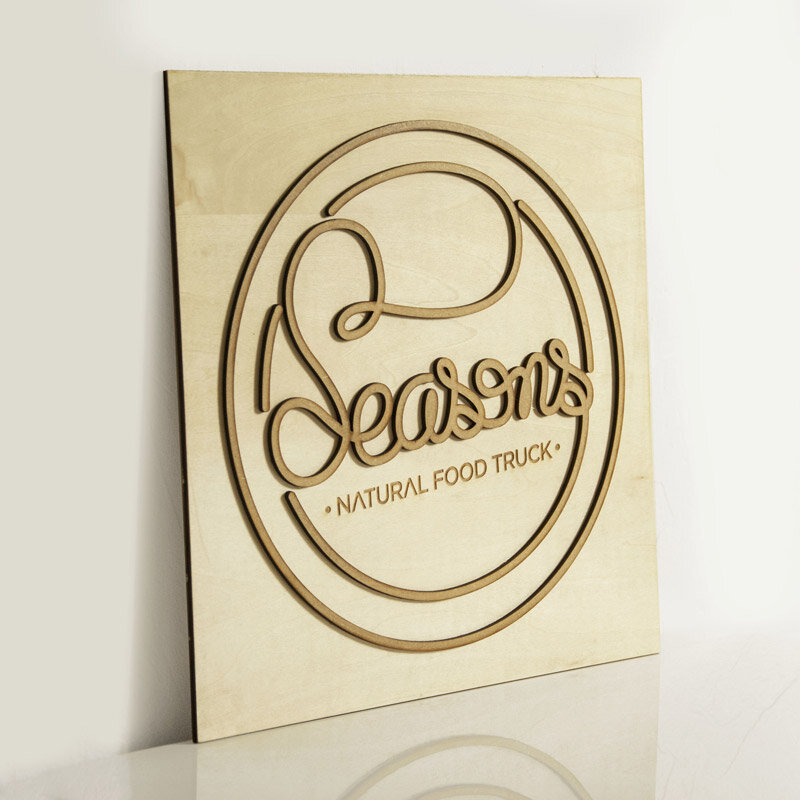 Plaque avec logo en bois 