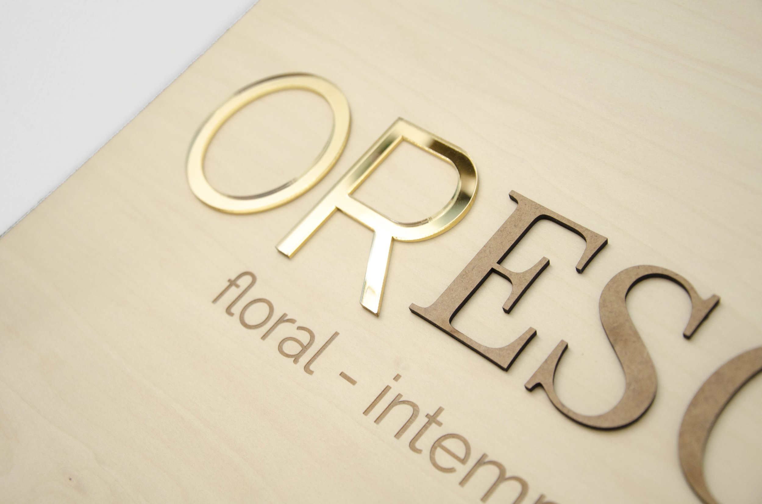 Logo en bois et plexiglas doré