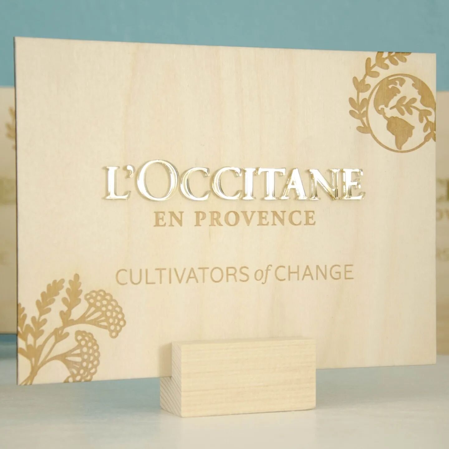 Les jolies plaques en bois et plexiglas dor&eacute;, fabriqu&eacute;es sur-mesure pour @loccitane_fr 💛
...
#MadeInFrance #plv #Blandine #&eacute;vent #loccitane #loccitaneenprovence #manosque #madeinfrenchriviera #madeincotedazur #madewithlove #prov