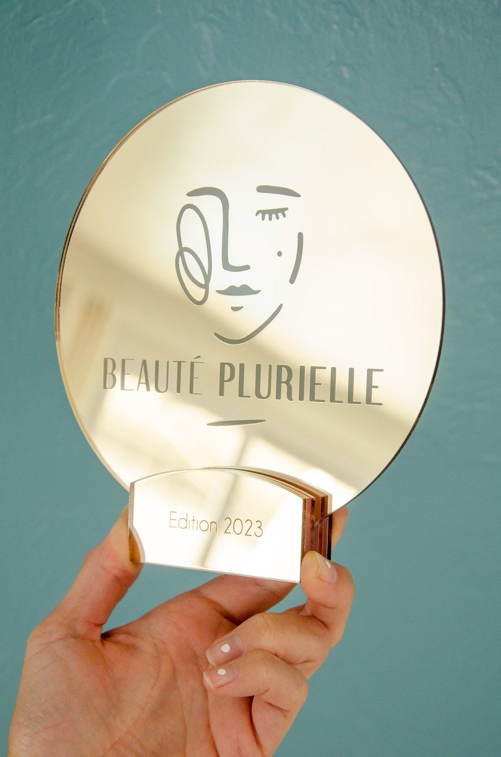 Trophée sur-mesure personnalisé en plexiglas doré