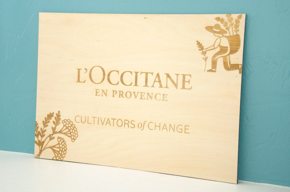 Plaque en bois avec logo gravé au laser