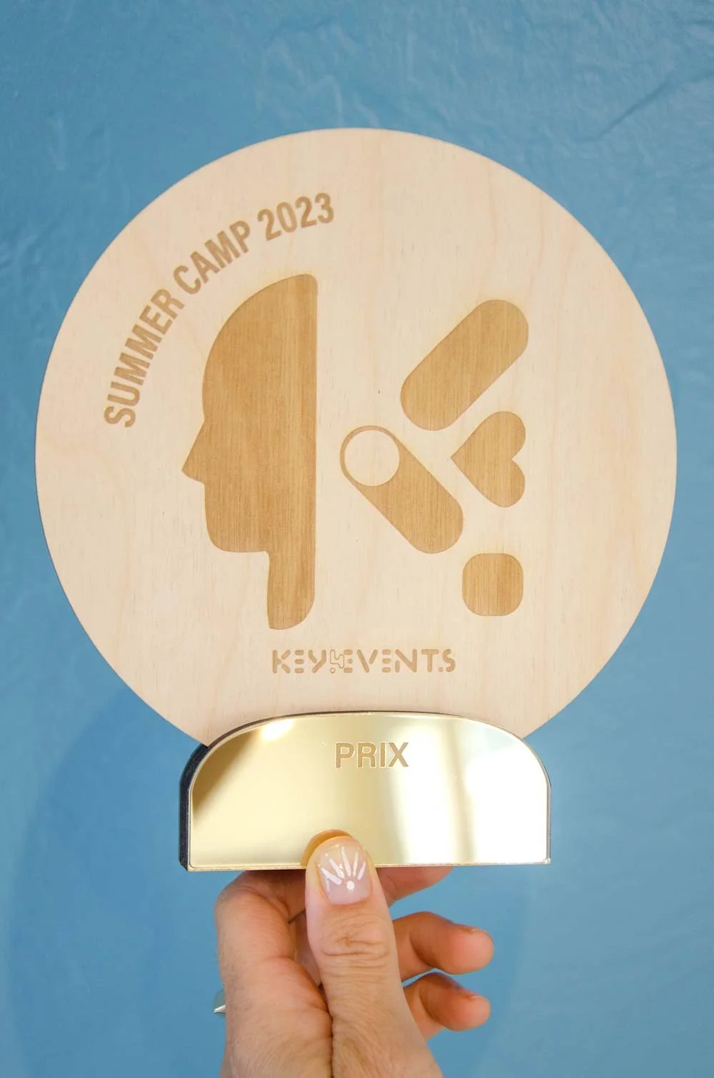 Trophée en bois et plexiglas doré effet miroir