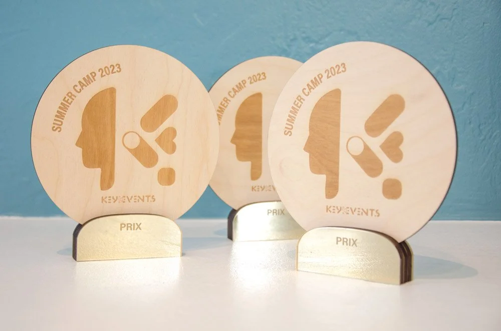 Trophée en bois et plexiglas doré-miroir