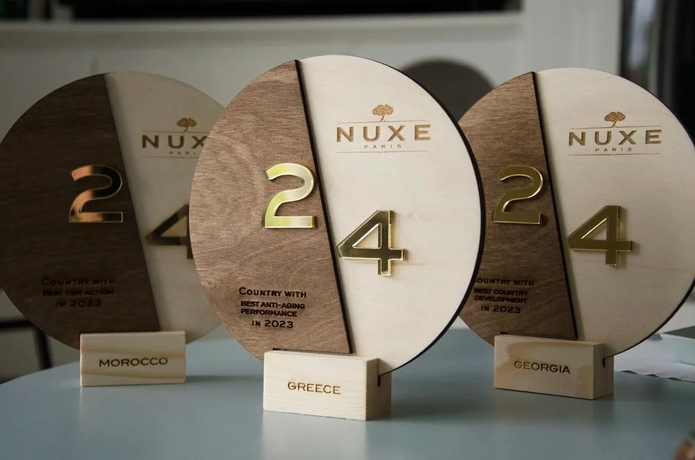 Trophée en bois et plexiglas doré sur-mesure