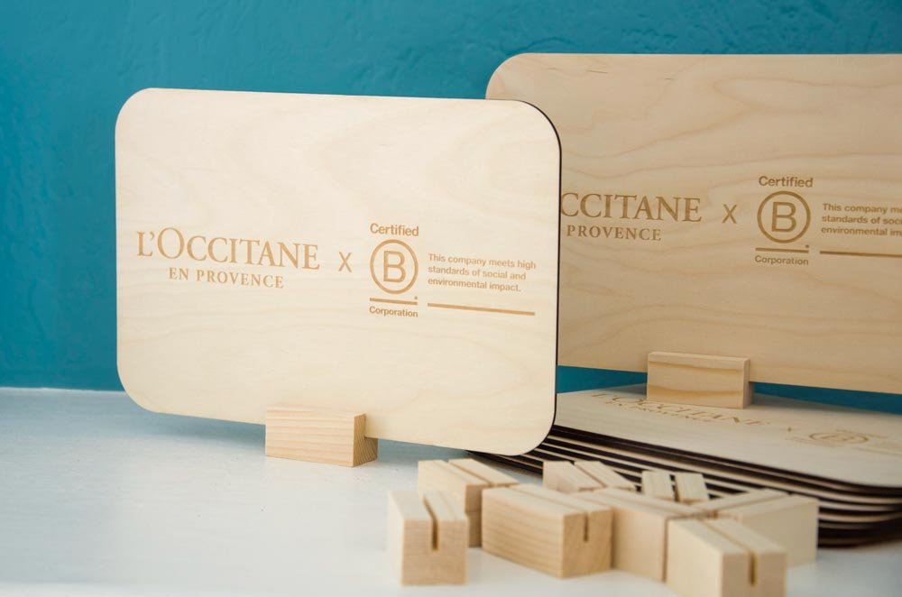 Plaque en bois avec logo gravé au alser