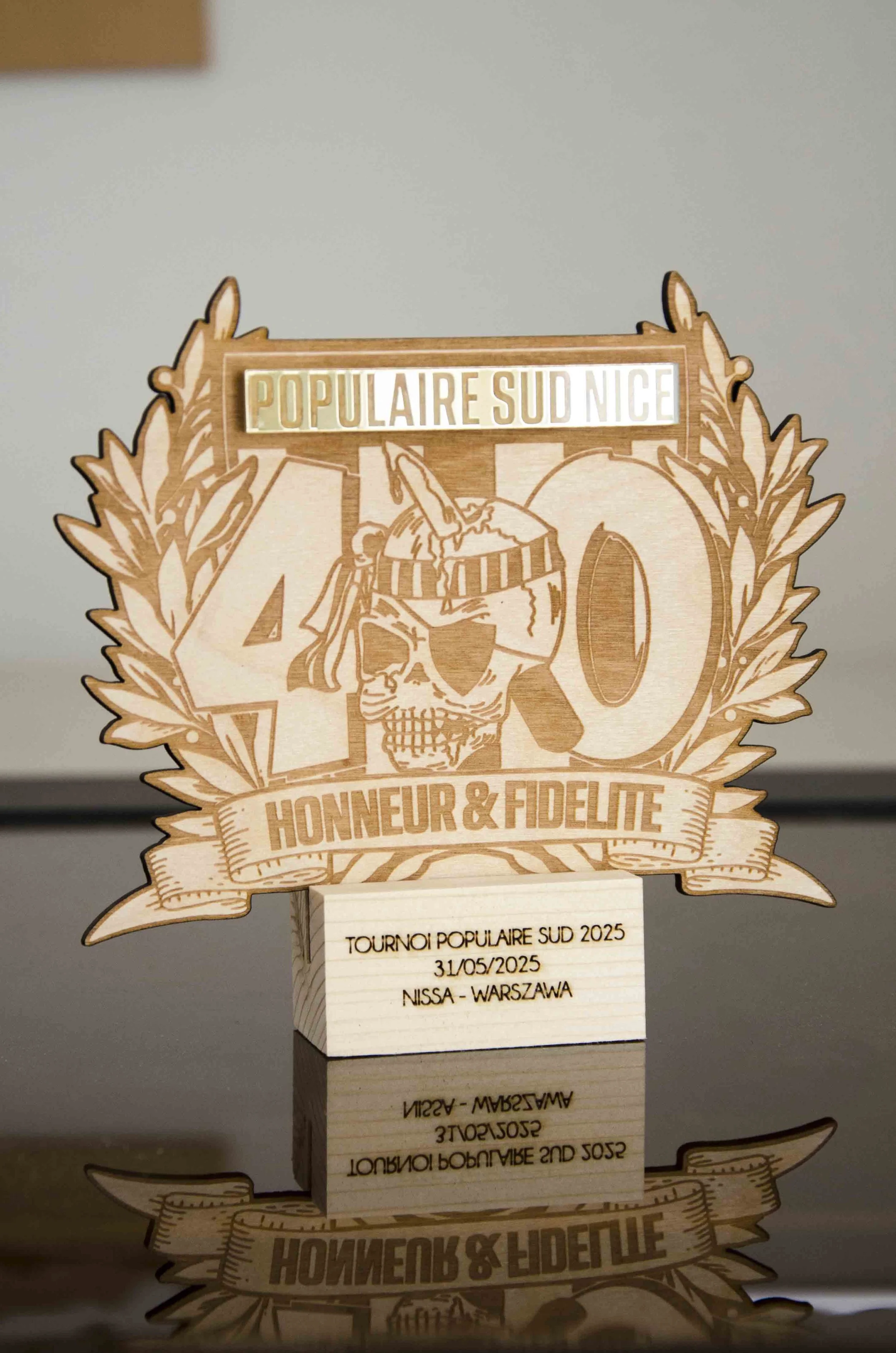 trophée sur-mesure en bois et plexi