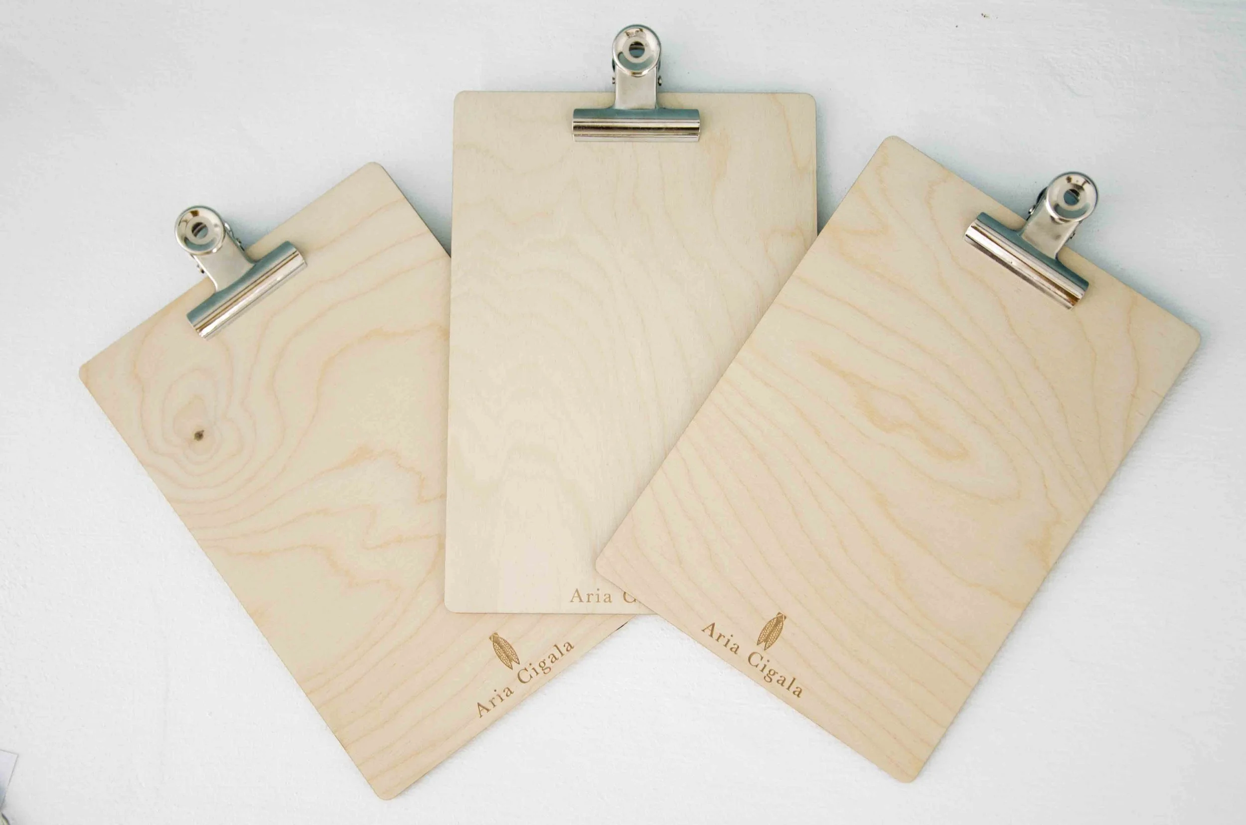 Porte menu en bois sur-mesure avec pince en métal