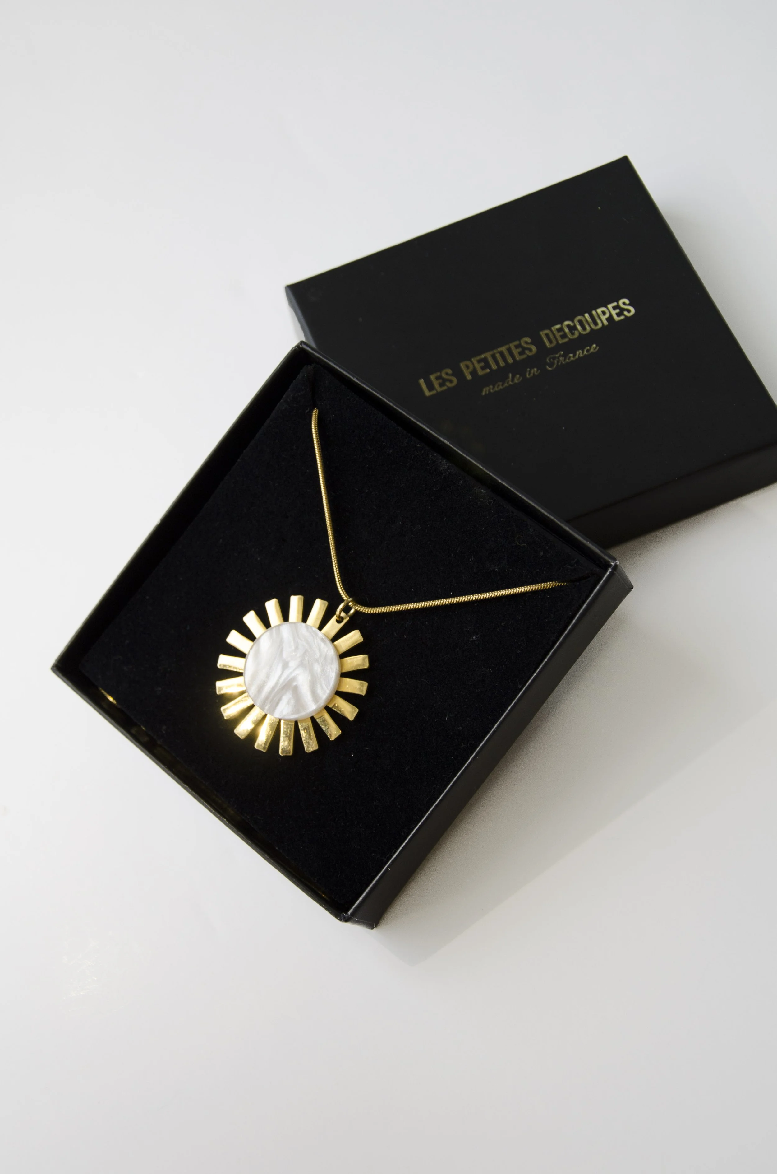 Bijoux en plexiglas fabriqué en france