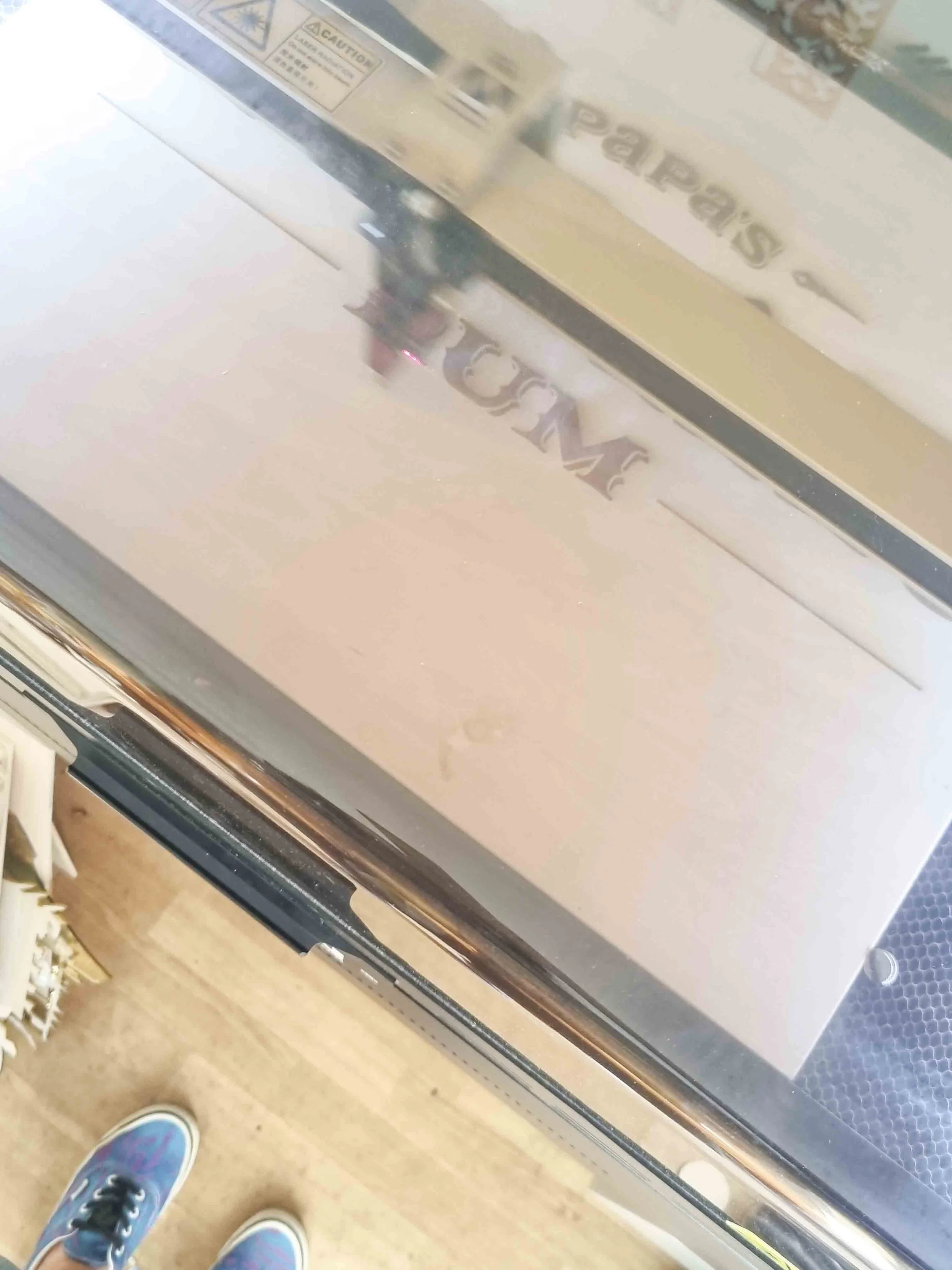 Logo en bois personnalisé découpé et gravé au laser