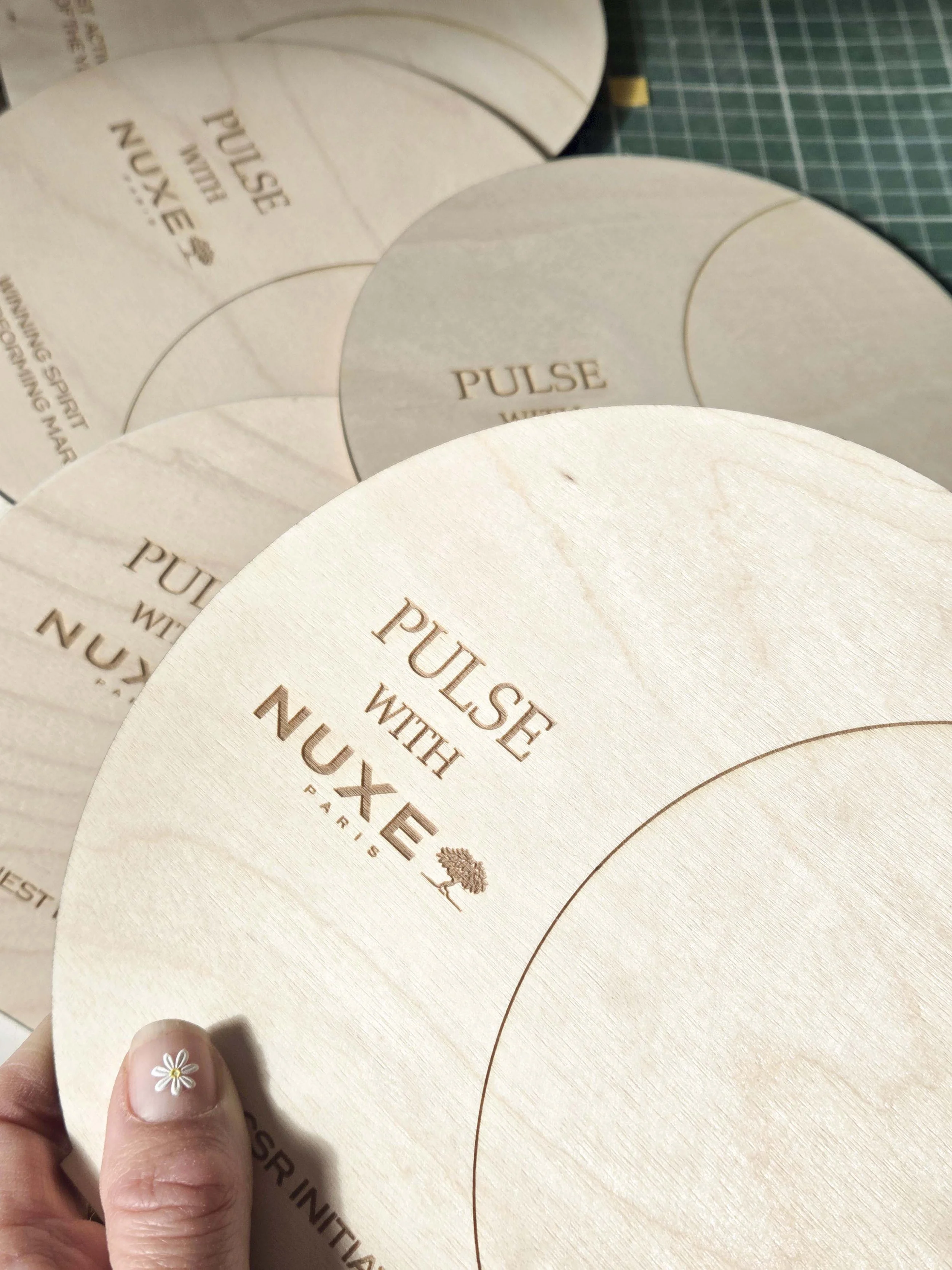 Trophée en bois et plexiglas doré sur-mesure