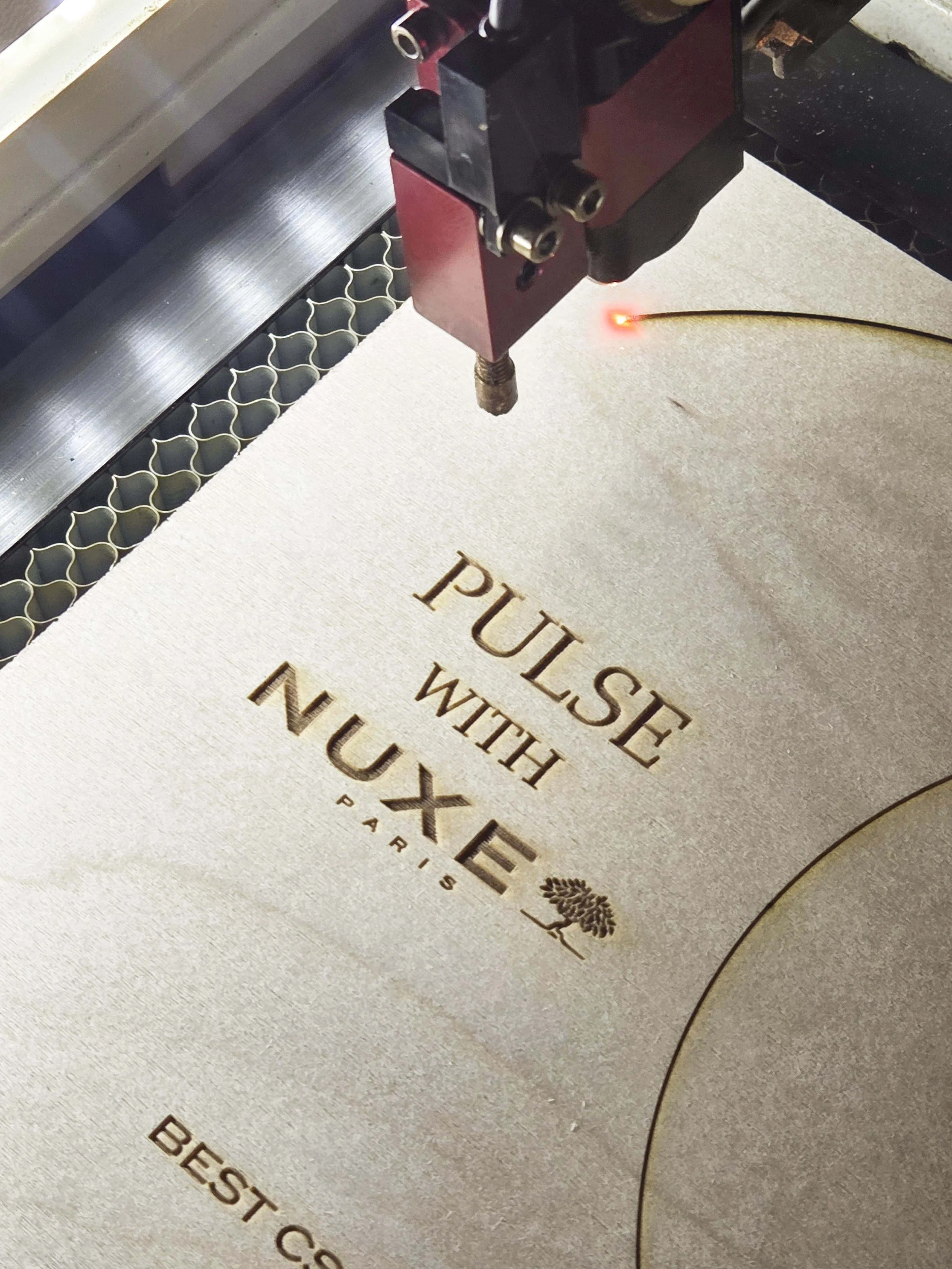 Trophée en bois et plexiglas doré sur-mesure