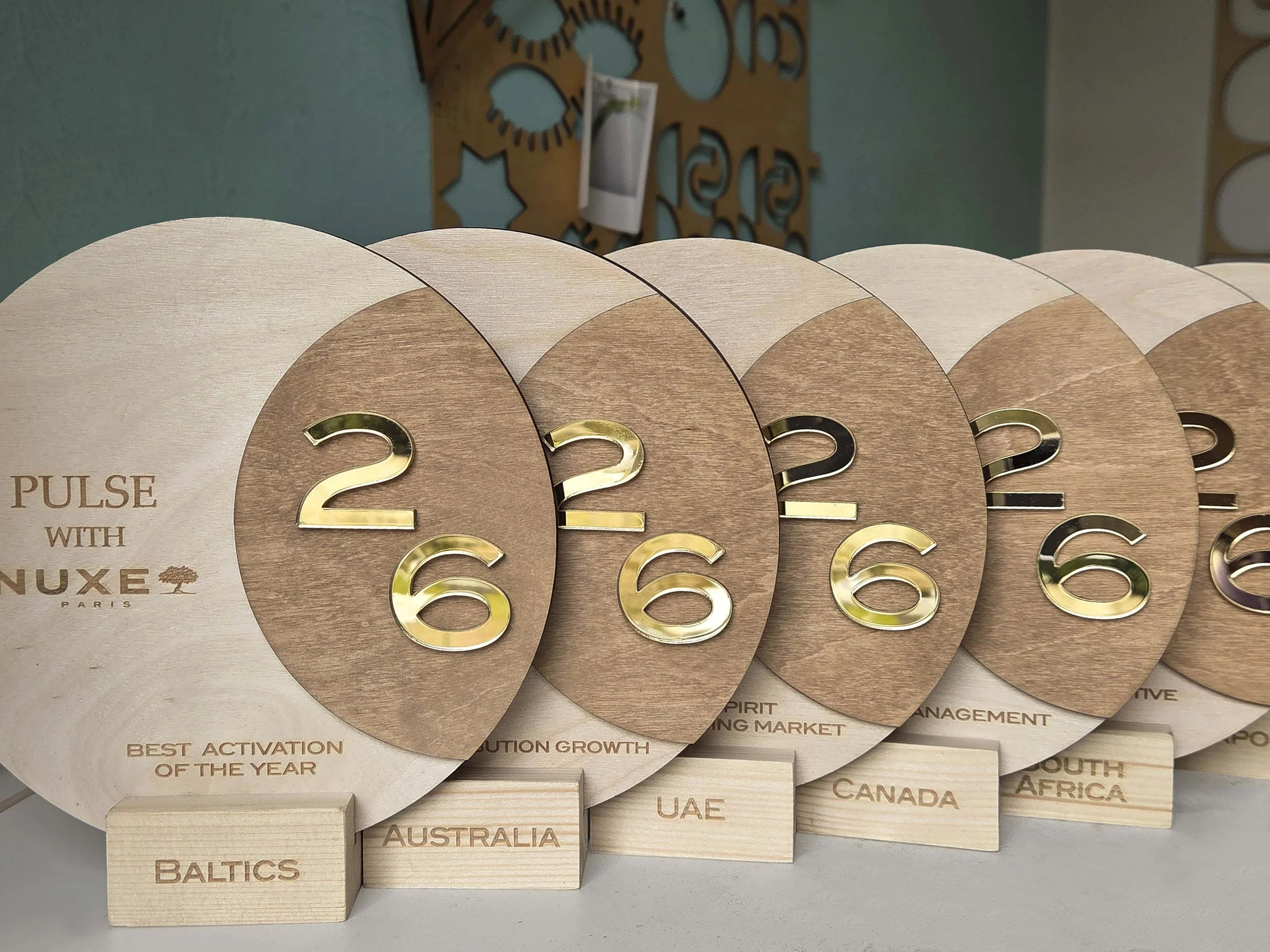 Trophée en bois et plexiglas doré sur-mesure