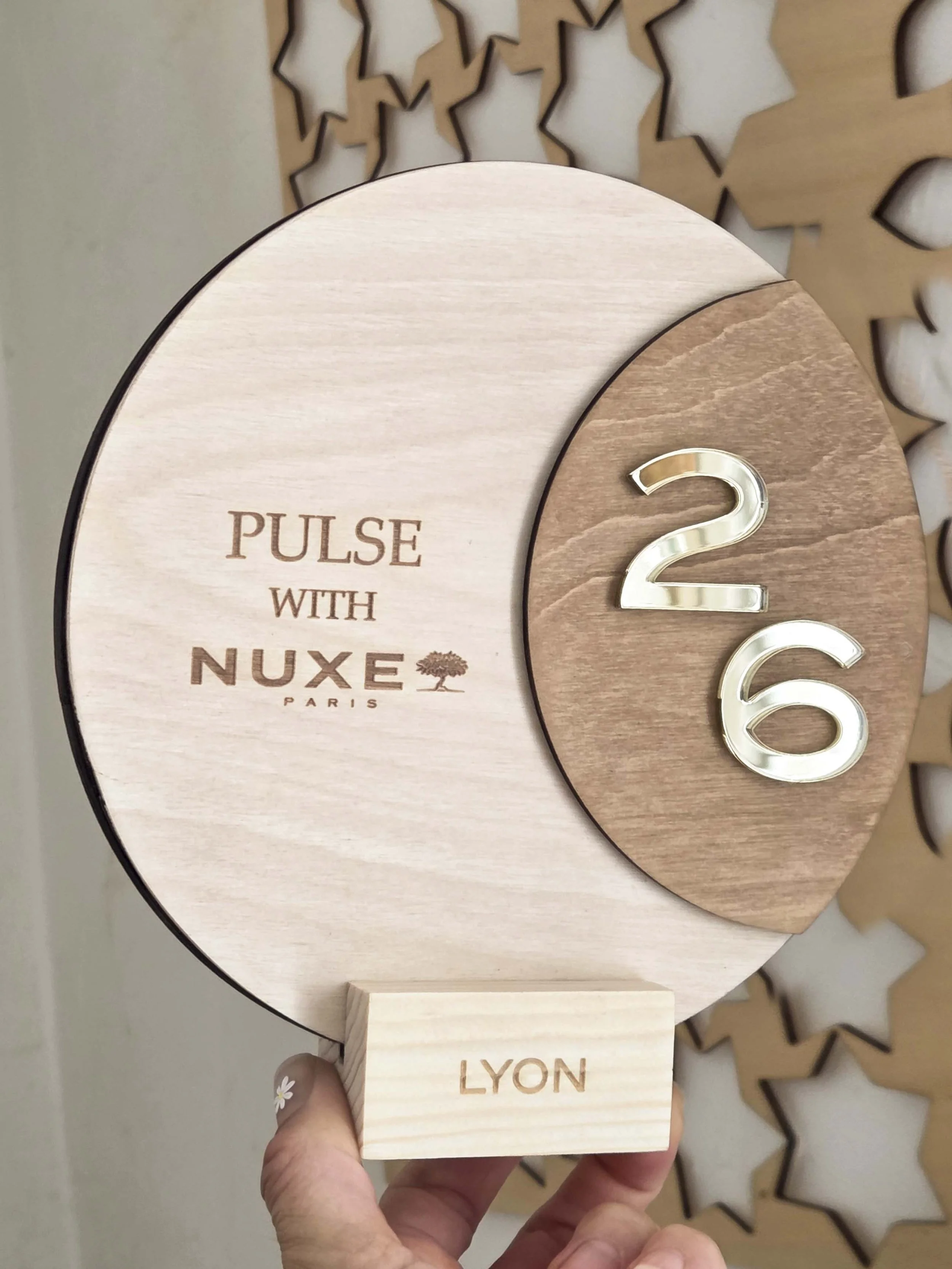 Trophée en bois et plexiglas doré sur-mesure