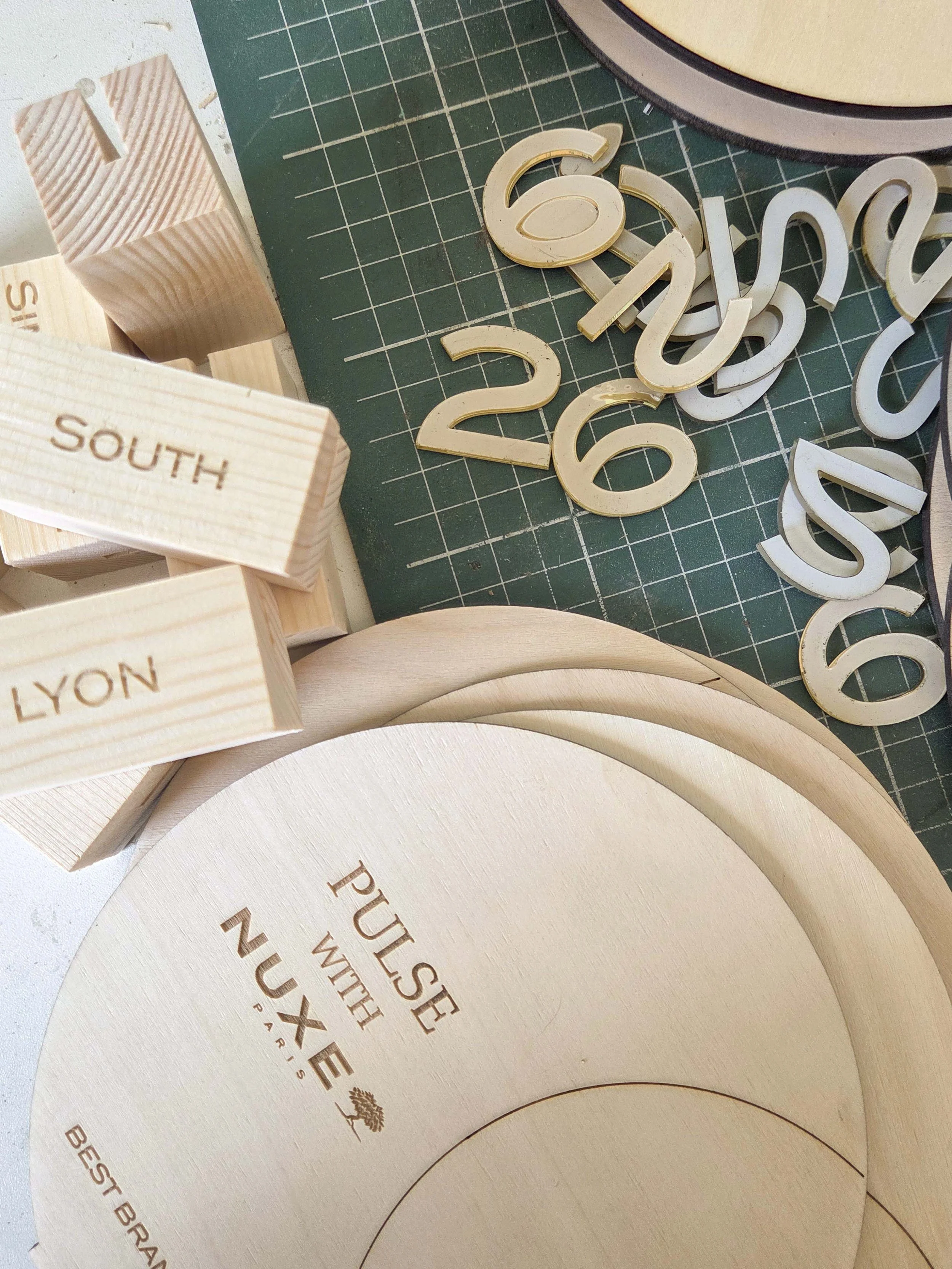 Trophée en bois et plexiglas doré sur-mesure