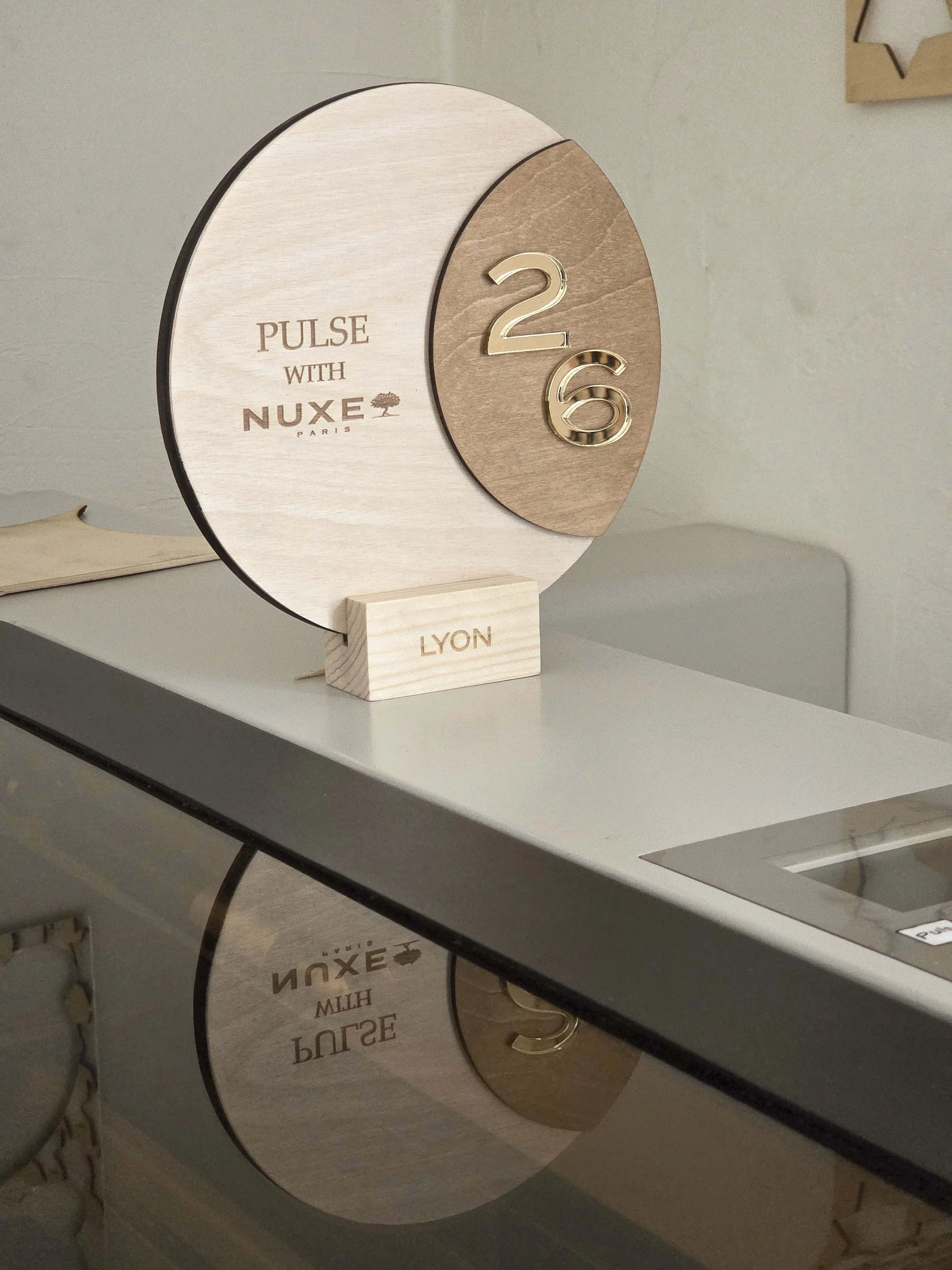 Trophée en bois et plexiglas doré sur-mesure