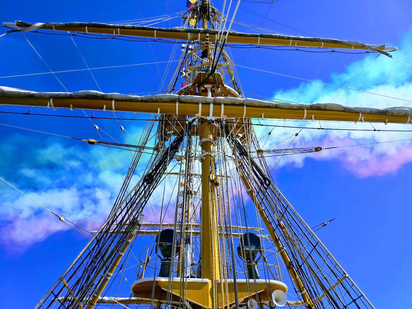 When it has been too long since your last Italy trip, so they bring Italy to you. Amerigo Vespucci tall ship and Frecce Tricolori in my backyard
#wearevespucci #freccetricolori