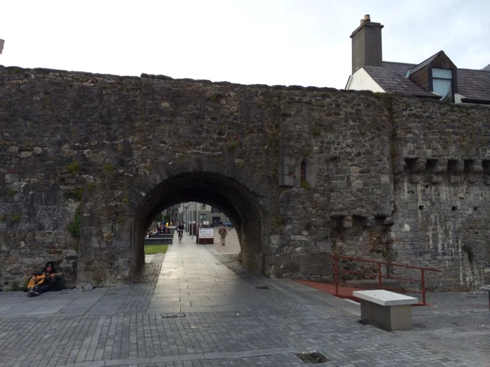 In Galway you will find the Spanish Arch it built in 1584 The arch is the remainder of a 16th century bastion, added to the town's walls to protect merchant ships from looting. 