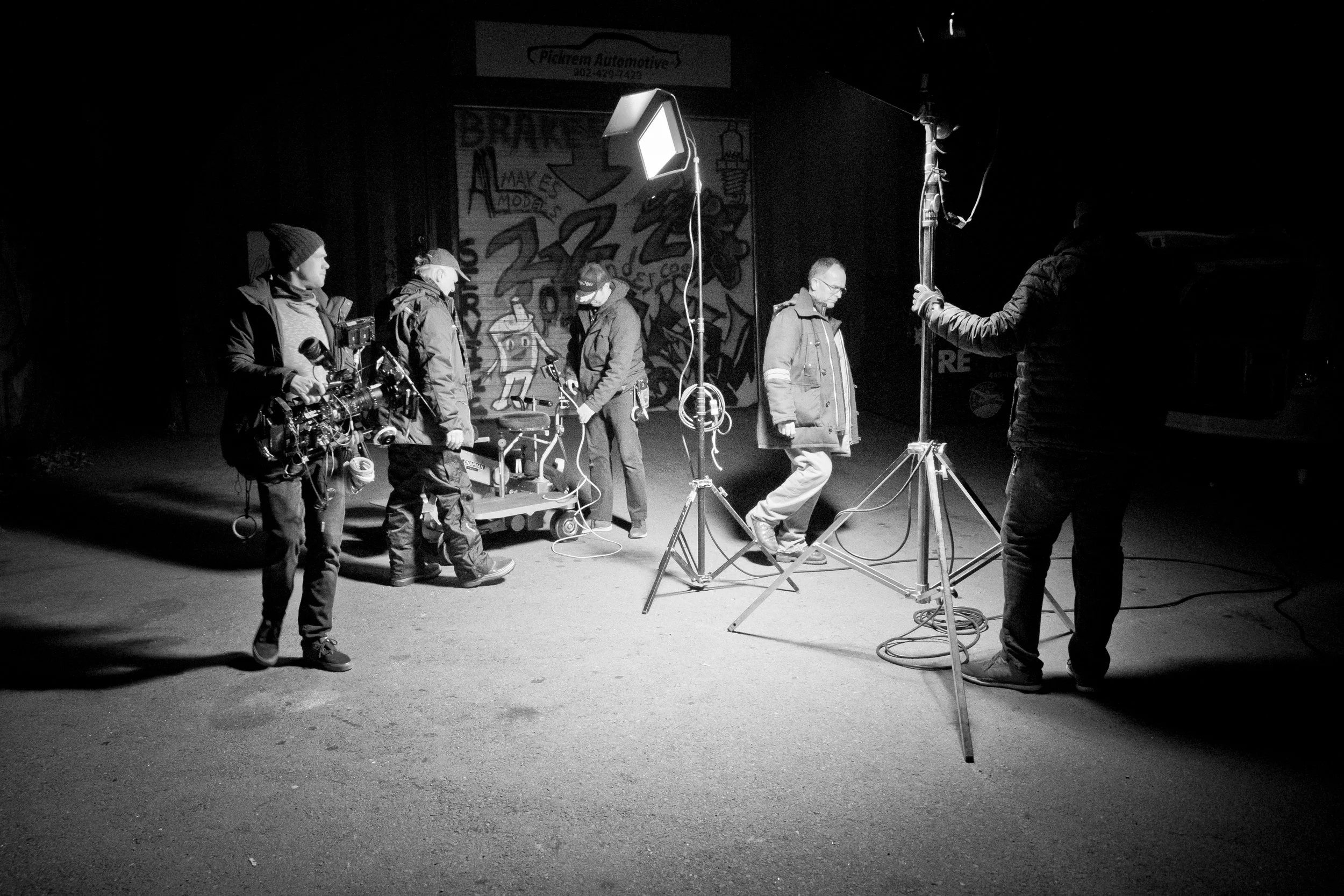 22Min-E11S26-DarcyPeterDaveShaneLightsAlley-BTS.jpg