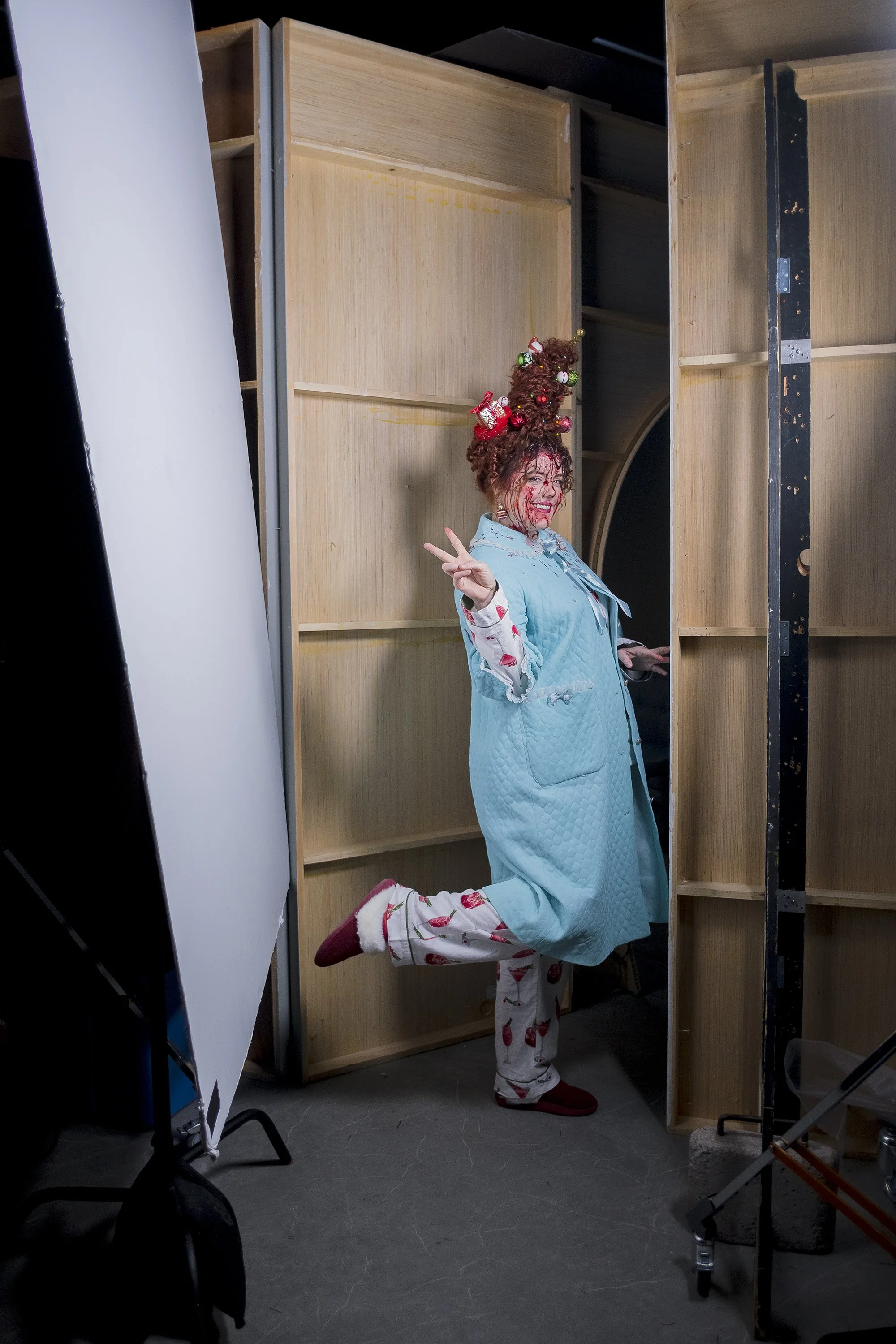 22Min-S32E11-StaceyWhovilleBackstagePose-BTS.jpg