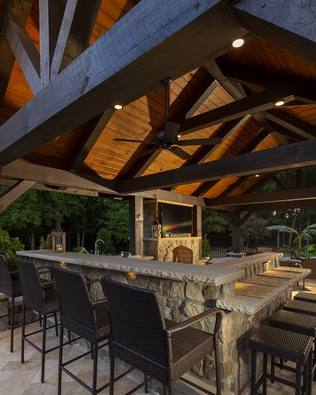 🤯 After a very difficult year we finally have some good news! 😅 Clive and I are pleased to announce we are now  both part of The Stone Man team. Even Jason, who was our lead carpenter, is beginning to build beautiful cabanas like this for them. Loo