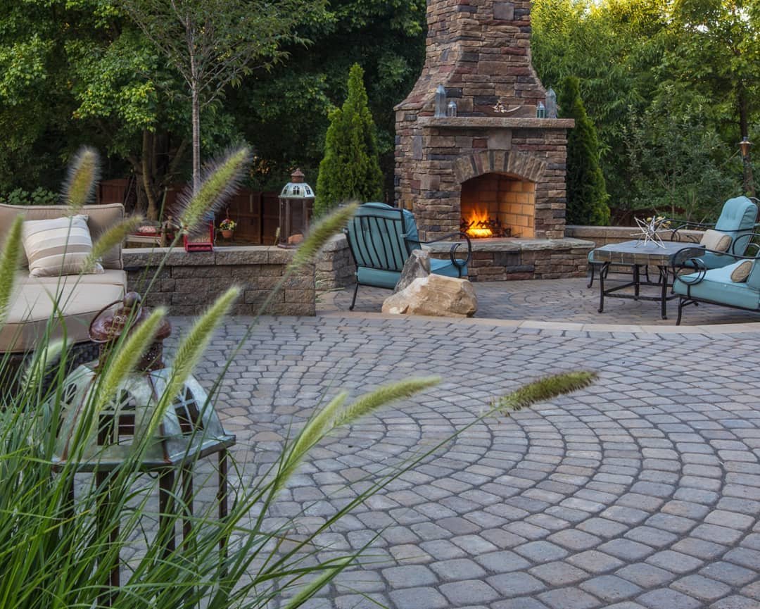 If this fireplace could speak it would say, 'So happy it's fall y'all!' 🧡 Last shot of this outdoor living space we've been featuring. Perfect place to enjoy these cooler temps.
.
.
Hardscape designed and built by the @outdoorartisan team. Photo by 