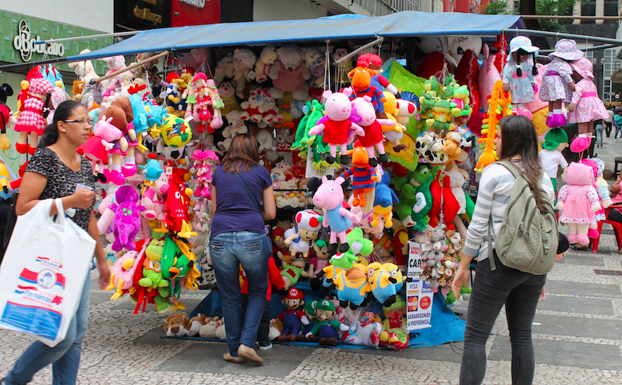 Desde a imigração chinesa no Brasil, é possível encontrar a culinária chinesa em qualquer bairro em São Paulo, por exemplo. Mas o que tem chamado atenção é a quantidade de brinquedos chineses. A China possui um pólo na produção de brinquedos que contam com cerca de 5 mil fábricas do setor, respondendo por 70% da fabricação mundial de brinquedos. Dá para saber quando um brinquedo foi produzido na China? Faz diferença?