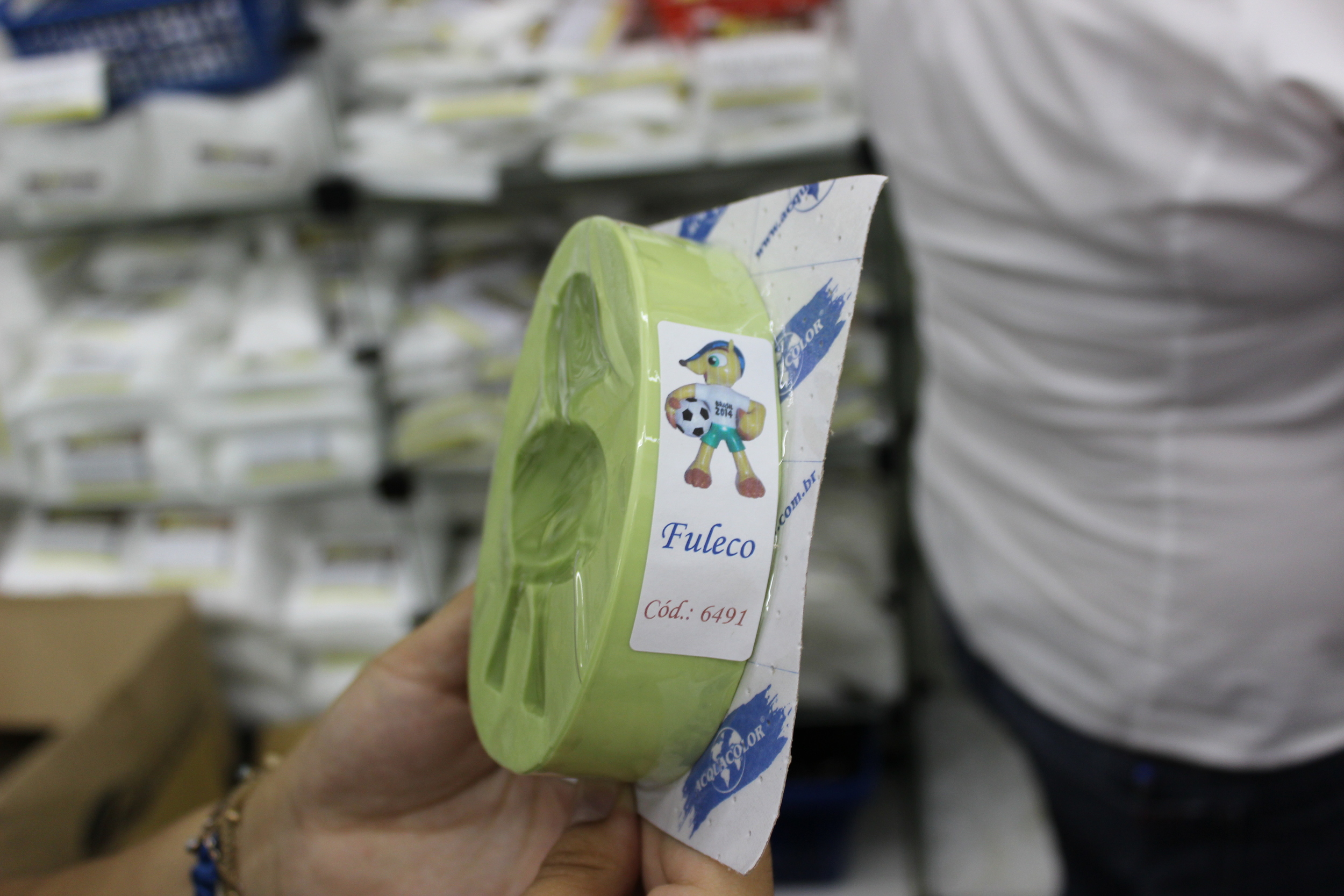 Faltando apenas alguns meses para a Copa, já é possível encontrar diversos produtos oficiais e não oficiais pelas ruas. Na foto, um molde do Fuleco para fazer bonecos de biscuit ou chocolates. Até que ponto o brasileiro cria produtos/brinquedos/artesanatos para eventos? Alguém viu algum outro item interessante?