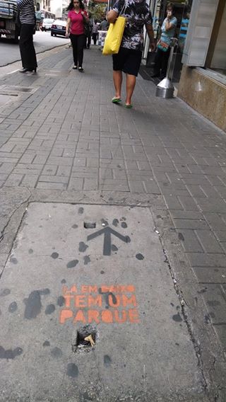 Recentemente a rua Augusta ganhou o Parque Municipal Augusta. Porém, ao descer a rua uma divulgação diferente. Você seguiria a seta? Ficou curioso para ver o novo parque?